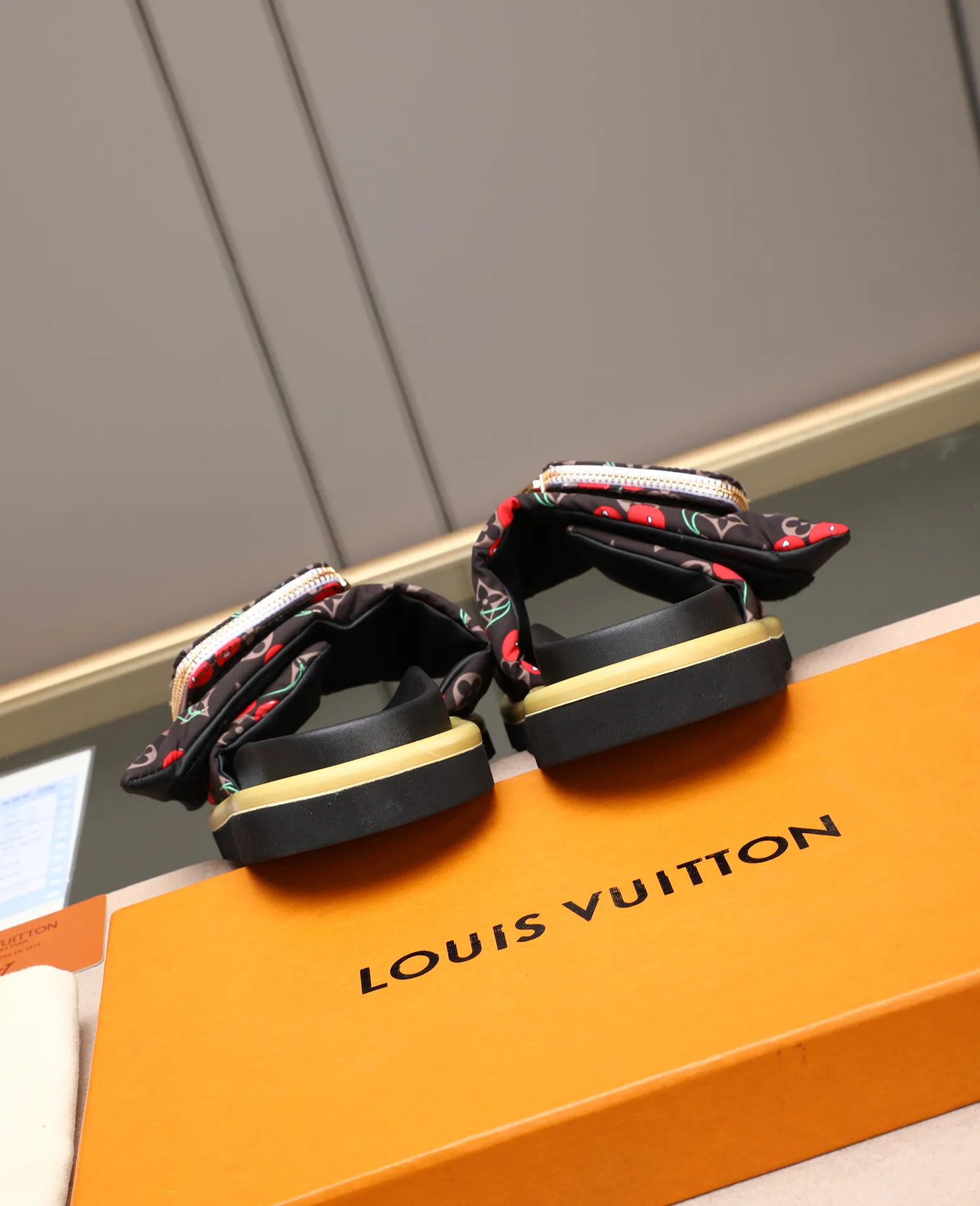 PP400 couple model with drawer box [LOUIS VUITTON] Louis Vuitton, the latest LV official website printed wallet and men's and women's slippers🔥🔥🔥 are now on the market. The drawer box is packed with cloth bags and cards. The upper pattern looks very soft and waxy, and it is a super versatile leg slimming tool. Fabric: Imported denim/down silk cotton embossed, official website pattern printing, lining: water-dyed sheepskin down filling, comfortable to wear, feet: high elastic PU water table. Sole: foam sole, heel height: about 5cm. Size 35-46, 35, 45 and 46 are custom-made and cannot be returned or exchanged. Color: multiple colors available.
